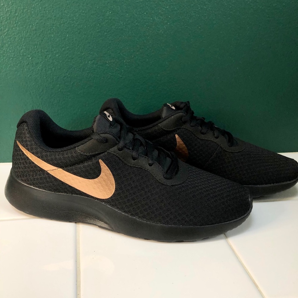 ✨NEW IN BOX Rose Gold/Black Nike Tanjun Sneakers✨